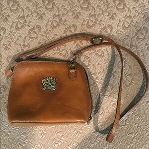 Brown Crossbody Bag with Vintage Design and Brass Hardware